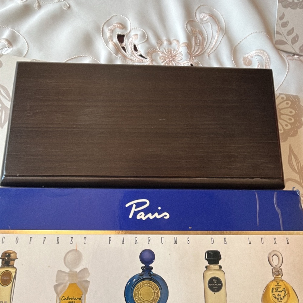Five mini parfum original Paris come in beautiful jewellery box
